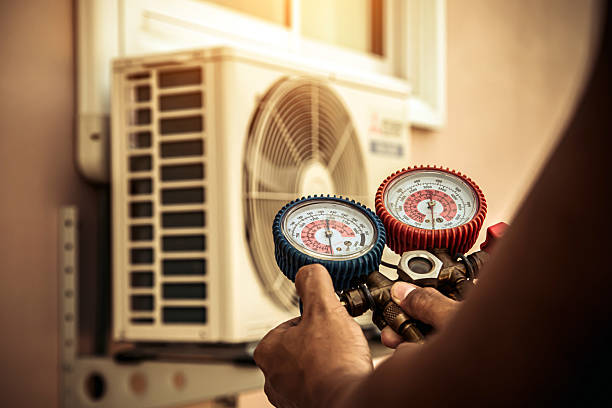 Professional Hvac technician working in Auburndale, FL